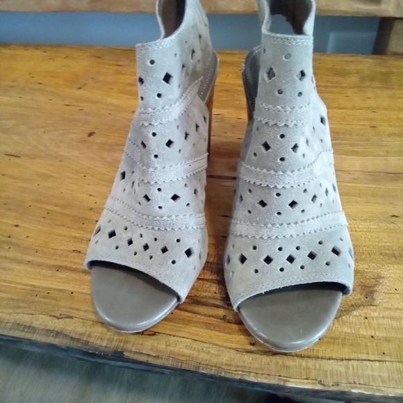 Franco Fortini Naya Size 7 Tan Perforated Leather Peep-Toe 3.5" Block Heel - Picture 13 of 16